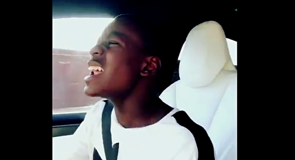 Raksta attēls - VIDEO: Madonnas dēls ar pilnu atdevi izbauda mirkli, kad mammas dziesma skan automašīnā