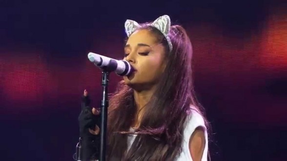 Raksta attēls - Popzvaigznes Arianas Grandes koncertā sprādzienā nogalināti cilvēki