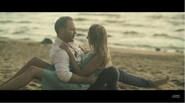 Raksta attēls - Jaunajā videoklipā "Es domāšu par tevi" Lauris Reiniks ļaujas jutekliskai dejai