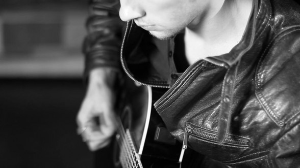 Raksta attēls - Matīss Jākobsons publicē ģitāras solo skaņdarba “Gandrīz mierā” mūzikas video 