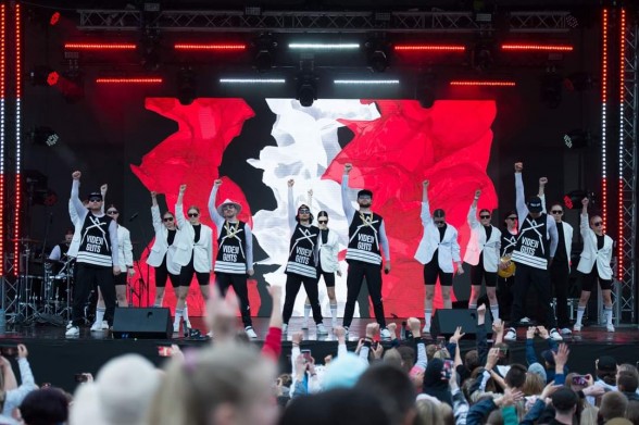 Raksta attēls - Bermudu Divstūris ar dziesmu aicina uz koncerttūres ''Vidēji Glīts'' noslēguma koncertu
