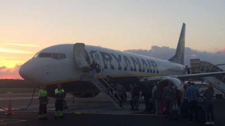 Aviokompānija, kas nogādāja komandu uz filmēšanas vietu, bija Ryanair