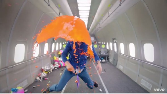 Raksta attēls - Grupa "Ok Go"  bezsvara stāvoklī uzfilmē video