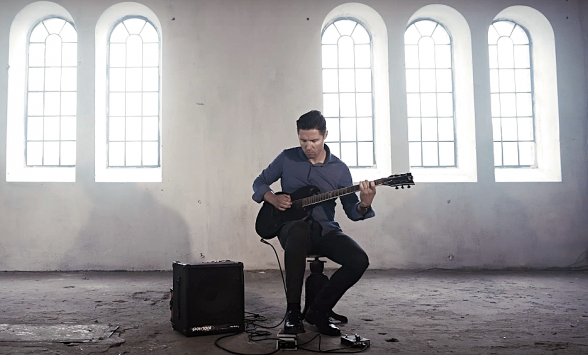 Raksta attēls - Mārcis Auziņš apstādina laiku ar izjustu “Hallelujah” kaverversiju ģitārai