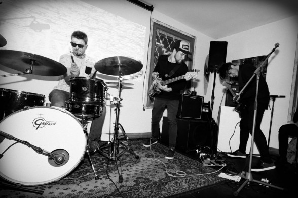 Raksta attēls - Grupa "Plastic Dummy" publicē dziesmas "It's Shit // Eat Shit // Exit" video