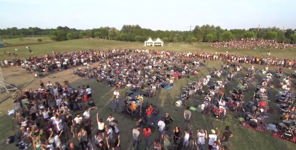 Raksta attēls - Lūk, kāpēc 1000 itāļu vienlaicīgi izpildīja Foo Fighters dziesmu Learn To Fly