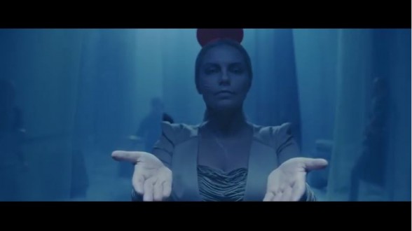 Raksta attēls - Linda Leen risina mistēriju jaunākā singla "Who Is In Charge"  videoklipā