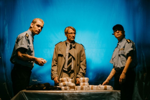 Raksta attēls - Rolands Priverts policista lomā uzmirdz Singapūras Satīna dziesmas “Bambaleo” klipā