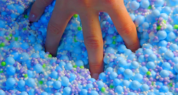 Raksta attēls - Mēs nezinām, kāpēc, bet skatīties Beck jaunā singla "Colors" video ir neiedomājami patīkami