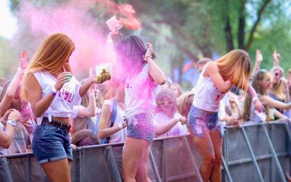 Raksta attēls - 15 krāsainākie brīži no Holi krāsu festivāla, kurus notvēruši paši apmeklētāji. FOTO un VIDEO