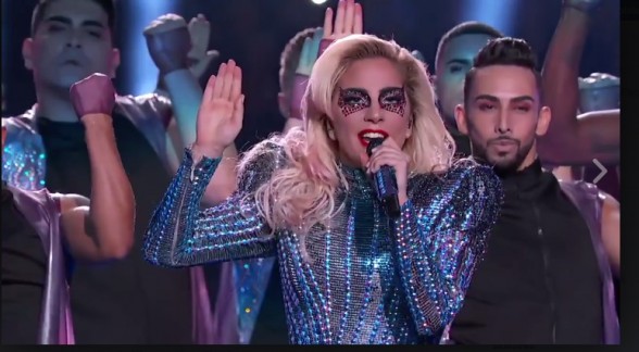 Raksta attēls - Lady Gaga aizvada izcilu šovu un izziņo pasaules koncetturneju (VIDEO)