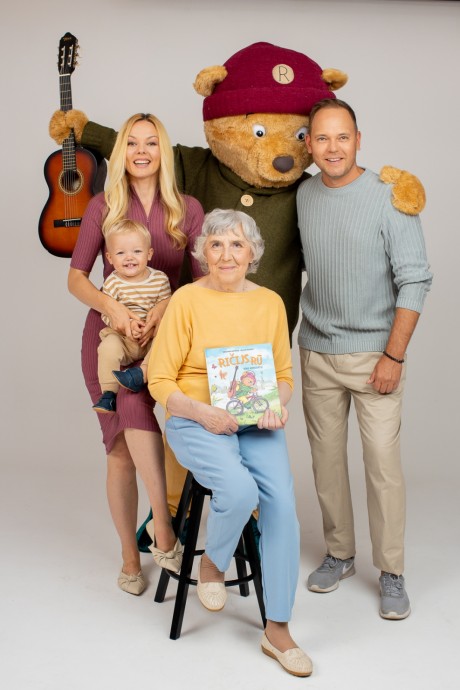 Raksta attēls - Reiniku ģimene rada dziesmu albumu un grāmatu bērniem “Ričijs Rū rīko koncertu” 