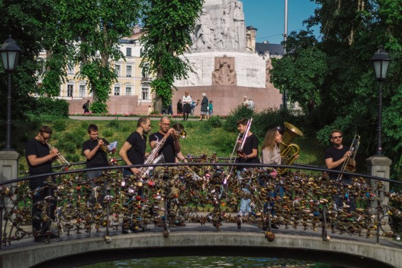 Raksta attēls - Kristīnes Prauliņas un Radio Brass band ļaujas spontānam koncertam neierastā vietā (Foto, Video)