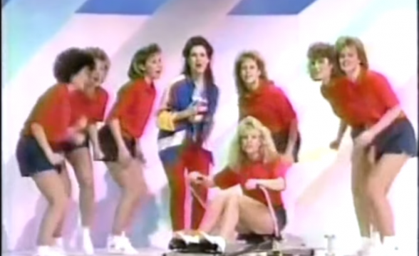 Raksta attēls - VIDEO: Dua Lipa hita 80. gadu versija pierāda - tā būtu dāmu himna jebkurā desmitgadē