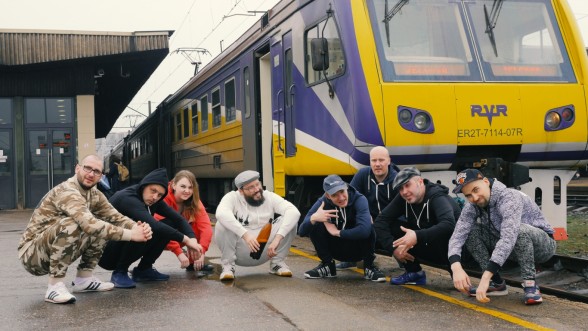 Raksta attēls - Grupa “Very Cool People” vilciena reisā Rīga-Jelgava-Rīga uzfilmējusi klipu (VIDEO)