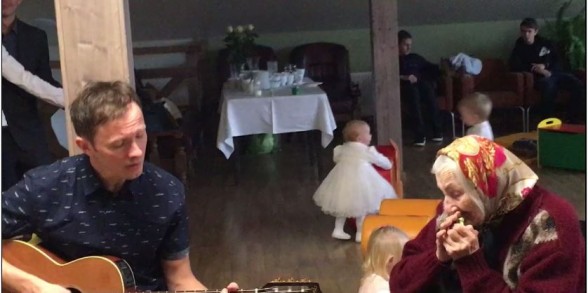Raksta attēls - Renārs Kaupers velta sirmgalvei sirdsilto "Manu Dziesmu" (VIDEO)