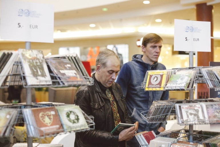 Ieskaties izstādes  "Divdesmitgades populārākie albumi" atklāšanā (FOTO)