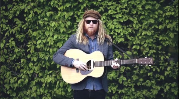 Raksta attēls - Rudenī Rīgā uzstāsies folkmūziķis Stjū Larsens 