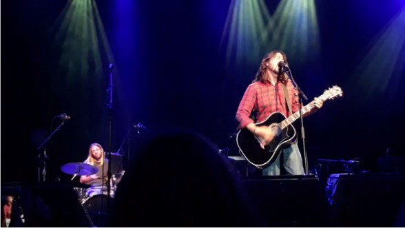 Raksta attēls - "Foo Fighters" koncertā nospēlē jauno dziesmu "The Sky Is A Neighborhood" (VIDEO)