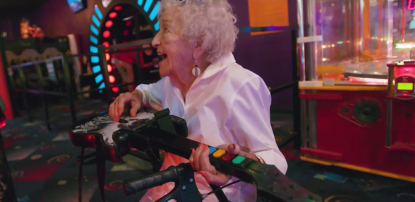 Raksta attēls - Macklemore publicē sirsnīgu video par godu vecmāmiņas 100 gadu jubilejai 