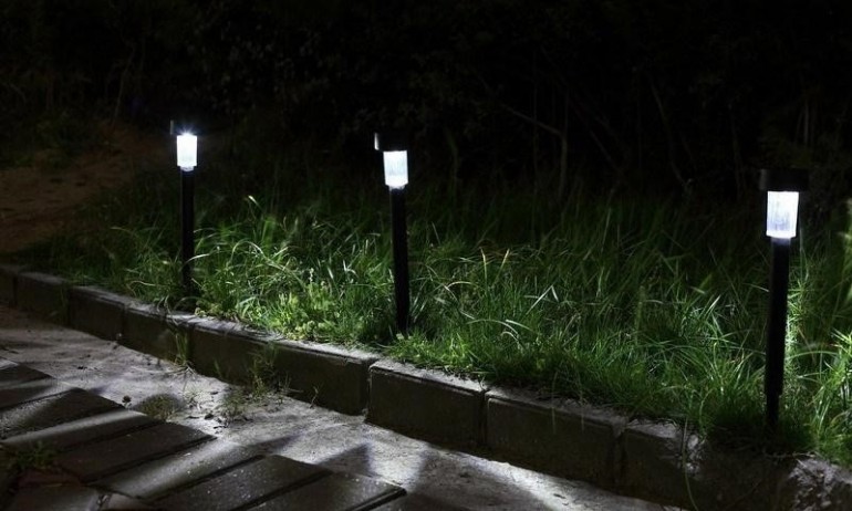 Bet kā naktī? Paķer vienu dārza lampu un izgaismo teritoriju ap telti!