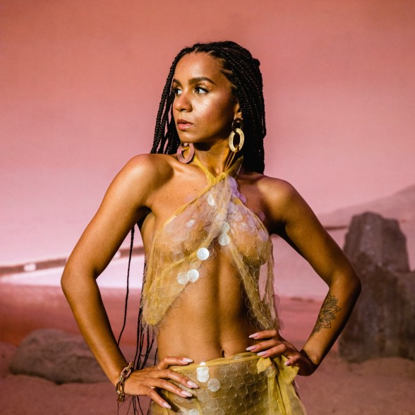 Raksta attēls - Aminata izdod singlu “Afrodīte” un košu dziesmas mūzikas video