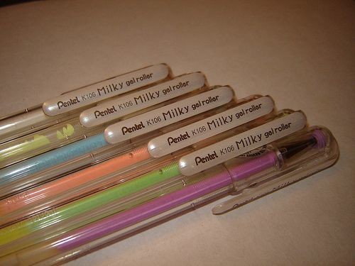 Tev tā īsti vēl nenāk miegs, tāpēc tu vēl pāris stundas sēdi augšā un zīmē savu mīļāko grupu nosaukumus ar krāsainām pildspalvām.