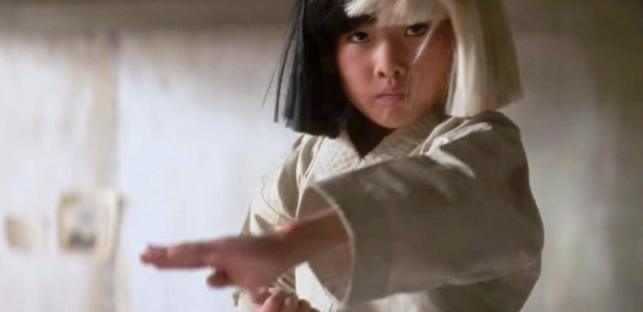 Raksta attēls - Sia videoklipā atkal filmējas iespaidīgs, mazs meitēns. Jaunums!