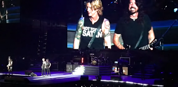 Raksta attēls - VIDEO: Leģendas apvienojas! Foo Fighters solists un Guns'n'Roses kopā nodzied "Paradise City"