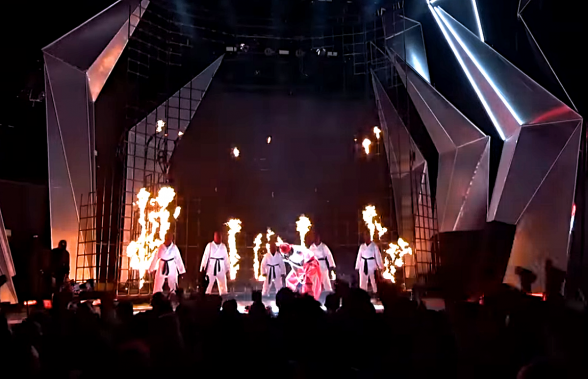 Raksta attēls - VIDEO: Kendriks Lamārs kārtējo reizi pārsteidz ar ugunīgu uzstāšanos "Video Music Awards"