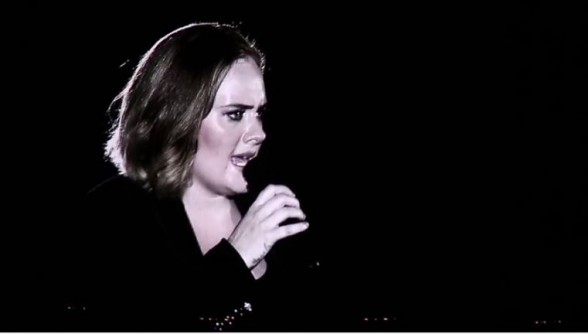 Raksta attēls - Adele koncerta laikā jauki atzīstas, ka ir apprecējusies 