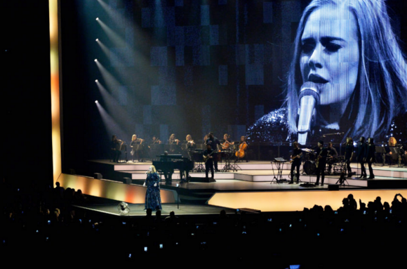 Raksta attēls - Adele savā koncertā godina Eimiju Vainhausu