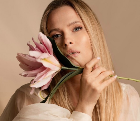 Raksta attēls - Lily jaunajā singlā “Tu” atklāj mīlestības dažādās šķautnes