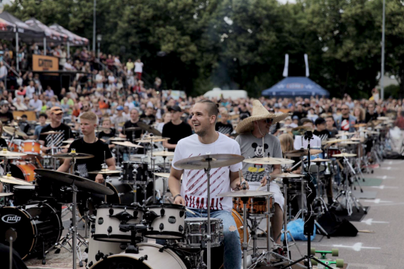 Raksta attēls - VIDEO: 300 bundzinieki pārsteidz ar sinhronu Bruno Mars hita izpildījumu. Spēcīgi! 