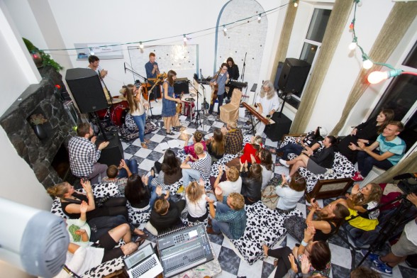 Raksta attēls -  "Sofar Sounds" atgriežas Rīgā! Klausītāji aicināti pieteikties viesu sarakstam
