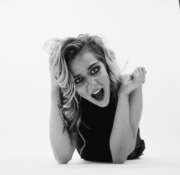 Raksta attēls - Dziedātāja Karlīna ar spilgtu video klipu  izdod jaunu dziesmu “Es plus tu”