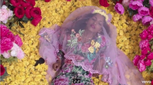Raksta attēls - M.I.A. jaunais video "P.O.W.A" priecē ar krāšņiem skatiem (VIDEO)
