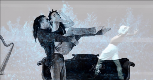 Raksta attēls - FKA Twigs jaunajā videoklipā ļaujas jutekliskai dejai 