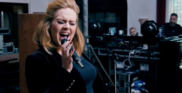 Raksta attēls - Adele dzimšanas dienā lieliski pajoko pati par sevi 