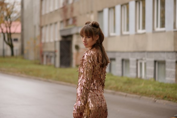 Raksta attēls - Katrīna Gupalo izdod nacionālo pašapziņu modinošu mūzikas video “Dur Prom”
