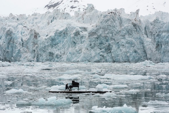 Raksta attēls - Neticams skaistums! Pianists spēlē uz Ziemeļu ledus okeānā dreifējošas platformas 
