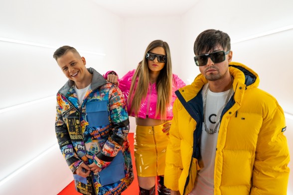 Raksta attēls - Rassell, Sabīne Berezina un Aivo Oskis atgriežas ar jaunu dziesmu un video.