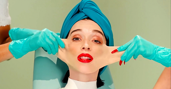Raksta attēls - No jaunā St. Vincent video dziesmai "Los Ageless" grūti atraut acis!