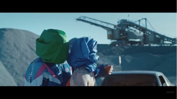 Raksta attēls - Noskaties "New Intergalactic Lovers" pasakaino videoklipu "Between The Lines"