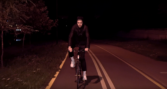 Raksta attēls - Spocīgi ritmi "Super Besse" jaunākajā dziesmā. Noskaties arī video! 