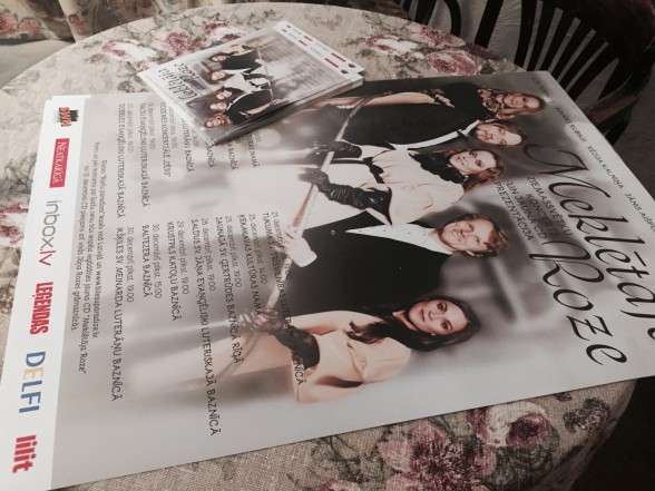 Raksta attēls - Rēzija Kalniņa kopā ar draugiem gatavo Ziemassvētku albumu "Meklētāja Roze"