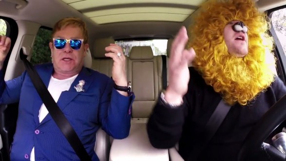 Raksta attēls - Eltons Džons dzied pats savu dziesmu karaoke mašīnā