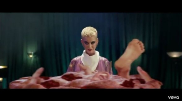 Raksta attēls - Keitijas Perijas jaunais video patiks arī Hanibāla Lektera faniem (18+)