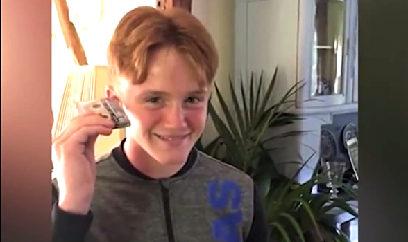 Raksta attēls - "Kā to ieslēgt?" - zēni cenšas saprast, kā darbojas kasete (VIDEO)
