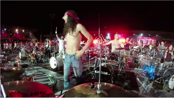Raksta attēls - Viņi ir atpakaļ! Pasaulē lielākā rokgrupa izpilda "Seven Nation Army" (VIDEO)
